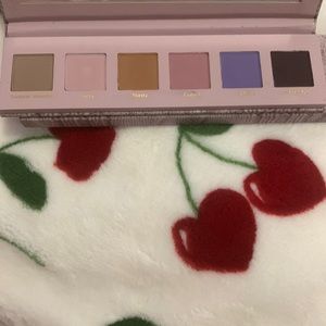 Dominique Cosmetics Sweater Weather Eye Shadow Palette